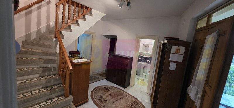 Vila de vanzare cu 6 camere si teren de 5116 mp in Cornu, Prahova